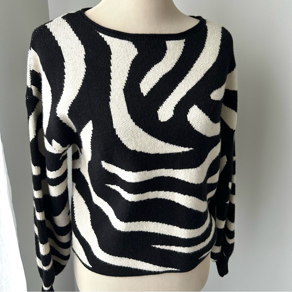 🍒NWT Women’s CYRUS Black/Cream Sweater with Zebra Pattern. Size: Extra Small - Picture 2 of 14
